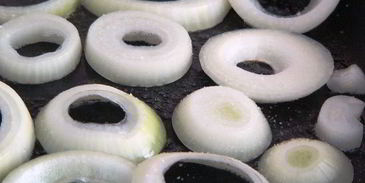 яичница в луковых кольцах