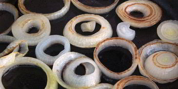 яичница в луковых кольцах