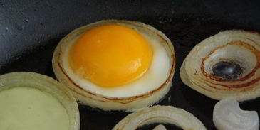 яичница в луковых кольцах