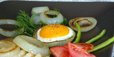 яичница в луковых кольцах