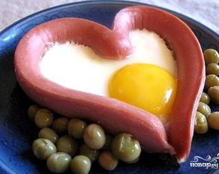 Яичница в сосиске сердечком