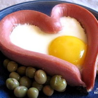 Яичница в сосиске сердечком