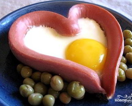 Яичница в сосиске сердечком