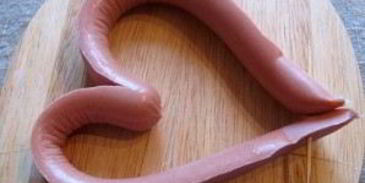 яичница в сосиске сердечком