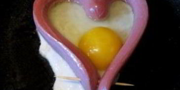 яичница в сосиске сердечком