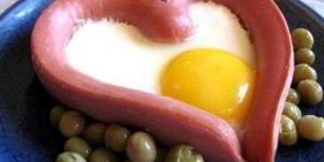 яичница в сосиске сердечком