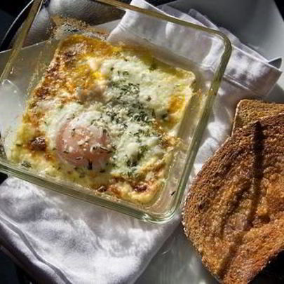 Запеченная яичница с зеленью