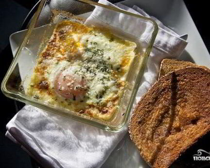 Запеченная яичница с зеленью