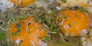 запеченная яичница с зеленью