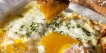 запеченная яичница с зеленью