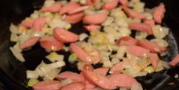 завтрак из сосисок и яиц