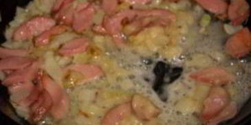 завтрак из сосисок и яиц