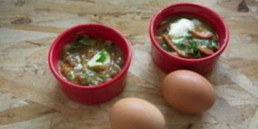 завтрак из сосисок и яиц