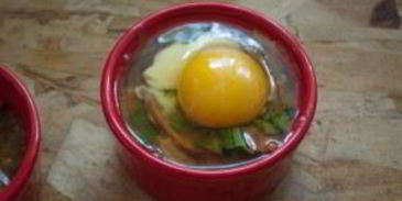 завтрак из сосисок и яиц