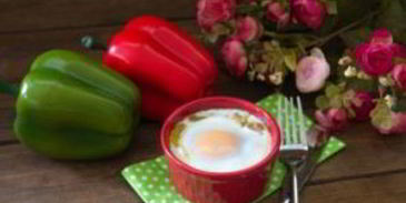 завтрак из сосисок и яиц