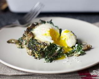 Яйца, запеченные с грибами и шпинатом