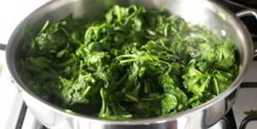 яйца, запеченные с грибами и шпинатом