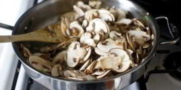 яйца, запеченные с грибами и шпинатом