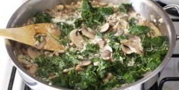 яйца, запеченные с грибами и шпинатом