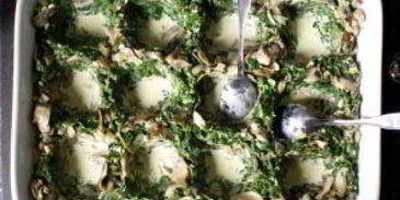 яйца, запеченные с грибами и шпинатом