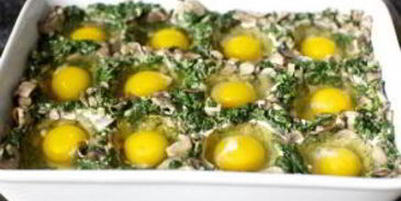 яйца, запеченные с грибами и шпинатом