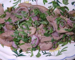 Язык с маринованным луком, каперсами и петрушкой