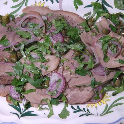 Язык с маринованным луком, каперсами и петрушкой