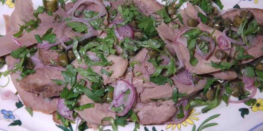 Рецепт языка с маринованным луком, каперсами и петрушкой