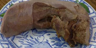 язык с маринованным луком, каперсами и петрушкой