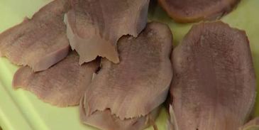 язык с маринованным луком, каперсами и петрушкой