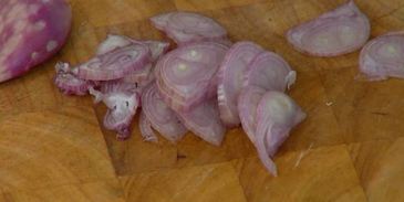 язык с маринованным луком, каперсами и петрушкой