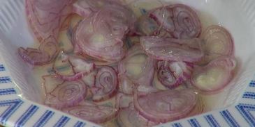 язык с маринованным луком, каперсами и петрушкой