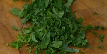 язык с маринованным луком, каперсами и петрушкой