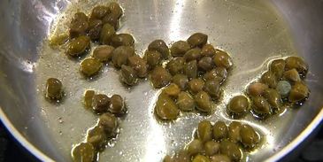 язык с маринованным луком, каперсами и петрушкой