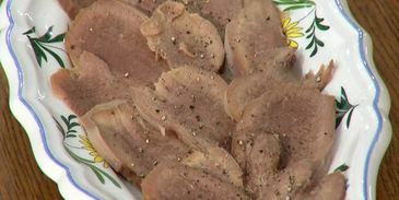 язык с маринованным луком, каперсами и петрушкой