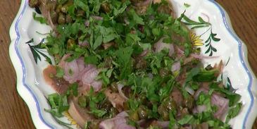 язык с маринованным луком, каперсами и петрушкой