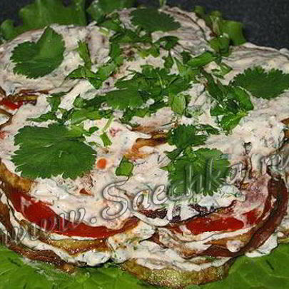 Закуска из кабачков с помидорами под чесночным соусом