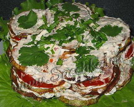 Закуска из кабачков с помидорами под чесночным соусом