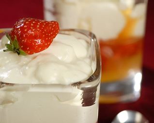 Апельсиновое заливное с клубникой