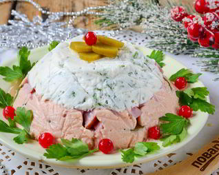 Двухцветное заливное с ветчиной и маринованными огурцами