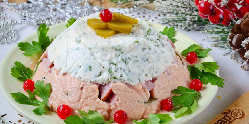 Рецепт двухцветного заливного с ветчиной и маринованными огурцами