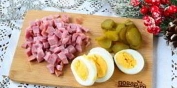 двухцветное заливное с ветчиной и маринованными огурцами