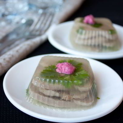 Заливное из говяжьего языка