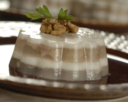 Заливное из курицы с грецкими орехами