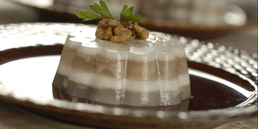 Рецепт заливного из курицы с грецкими орехами