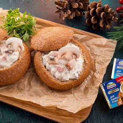 Сытный мясной жульен в булочке