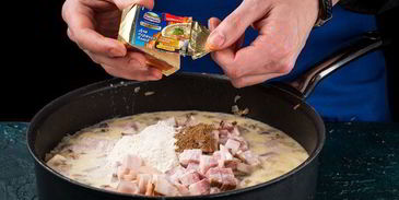 сытный мясной жульен в булочке