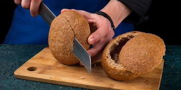 сытный мясной жульен в булочке