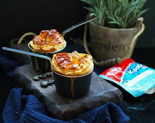 Жюльен с крышечками из слоеного теста