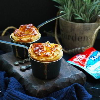 Жюльен с крышечками из слоеного теста